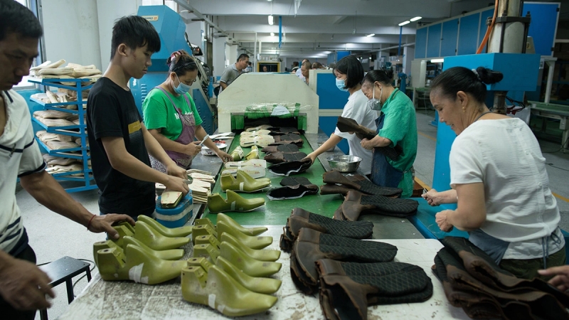 Quy trình sản xuất giày nam tại xưởng sản xuất giày dép Thiên Hương
